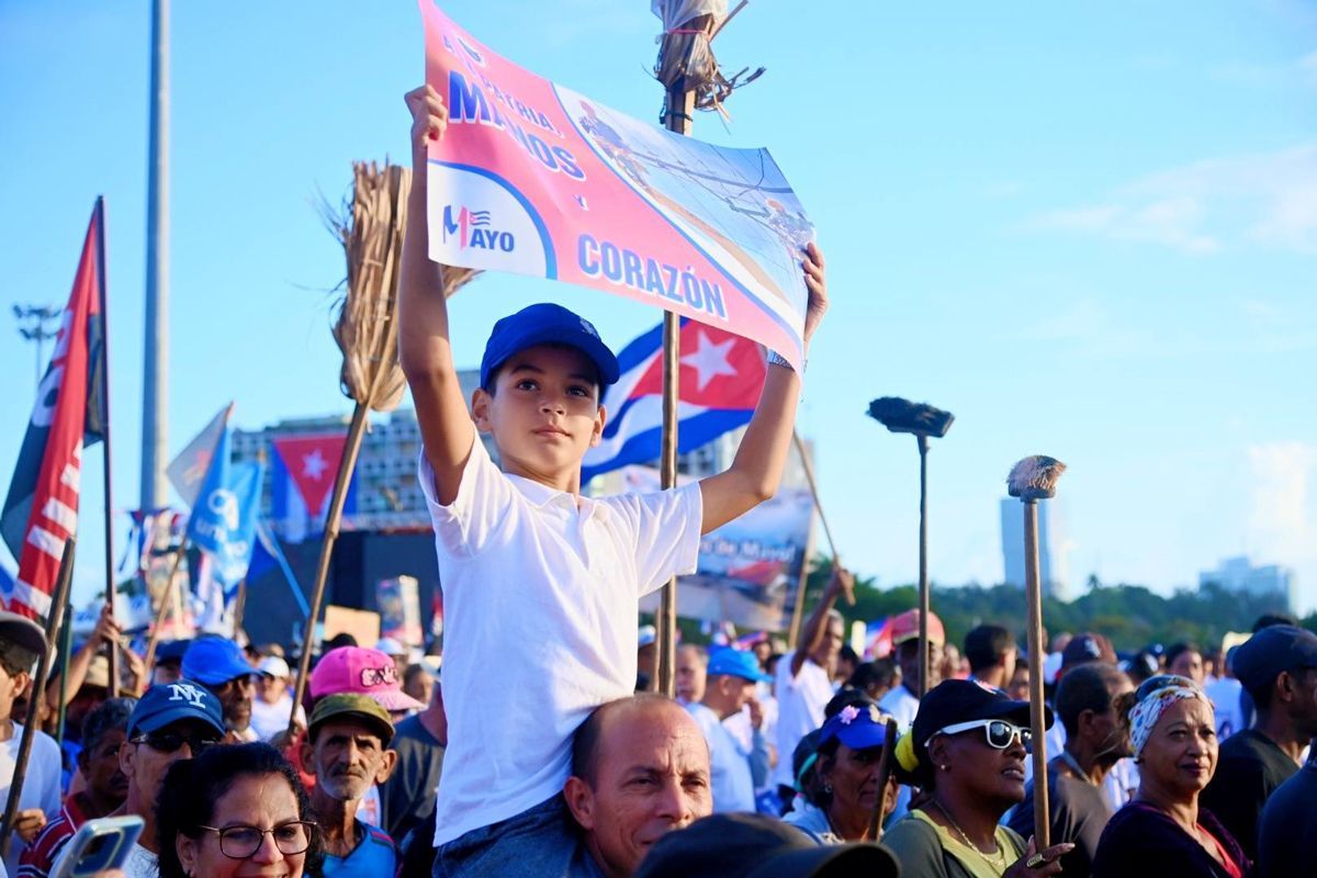 UnsereZeit_UZ's tweet image. #Kuba kämpft! Die große Mehrheit der Menschen in Kuba steht hinter ihrer Regierung. Sie wissen, warum der Strom fehlt und das Leben schwer ist – Fuck #Trump!  buff.ly/KEOq7KH

Foto: Presidencia Cuba