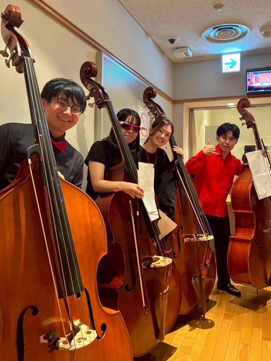 【パート紹介】
🎻チェロ
団随一のキャラの濃さを誇るパート。
指揮者の卵、カワウソ、フォイヤーの母…
日々激ウマ最年長の背中を追っています。

🎻コントラバス
四字熟語で表すなら独立独歩。
楽器の大きさ故に家具屋さん呼ばわりされますが、誇りを持って演奏しています。 連帯感では負けません！