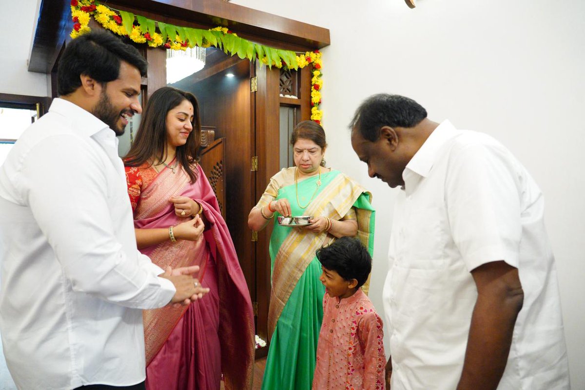 📍
ನವದೆಹಲಿ

ನನ್ನ ನಿವಾಸದಲ್ಲಿ ಶ್ರೀ ಚಾಂದ್ರಮಾನ ಯುಗಾದಿ ಹಬ್ಬವನ್ನು ಕುಟುಂಬ ಸಮೇತ ಆಚರಿಸಲಾಯಿತು. ಎಲ್ಲರಿಗೂ ಶುಭವಾಗಲಿ ಎಂದು ಶ್ರೀ ಚಾಮುಂಡೇಶ್ವರಿ ಅಮ್ಮನವರಲ್ಲಿ ಪ್ರಾರ್ಥನೆ ಮಾಡಿಕೊಳ್ಳಲಾಯಿತು.
#ಯುಗಾದಿ
#ಪರಾಭವನಾಮಸಂವತ್ಸರ 
#Ugadi2026