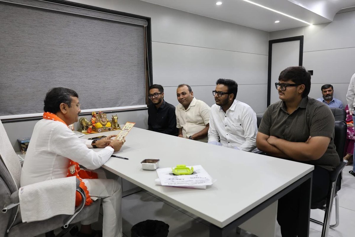vinod_moradiya's tweet photo. આજે મારી ઓફિસ પર કતારગામ વિસ્તારના ૧૮ થી ૨૫ વર્ષના યુવાનો જેઓ ભૂખ્યાને ભોજન, વિધવા સહાય, ગૌસેવા, પશુપક્ષીની સેવા અને વાર તહેવાર નિમિતે વિવિધ પ્રકારના માનવ સેવાના નિશ્વાર્થ ભાવે કાર્ય કરતુ “બેટર ગીવીંગ પરિવાર” ના યુવાનો એ મુલાકાત કરી. https://t.co/NAX5KasawP