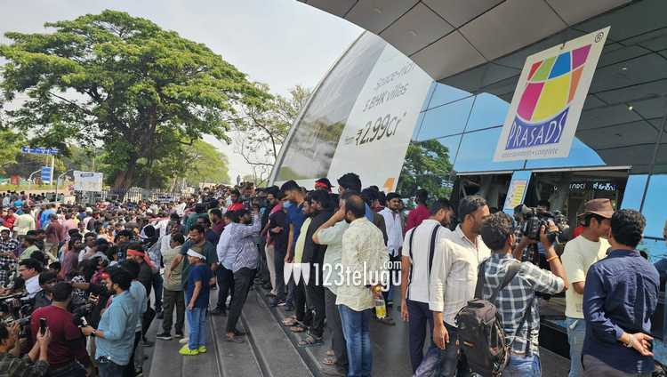 123telugu's tweet photo. Photos : #UstaadBhagatSingh mania takes over #PrasadMultiplex
https://t.co/4kergOYFiK
#123telugu https://t.co/I9nAZzjNP5