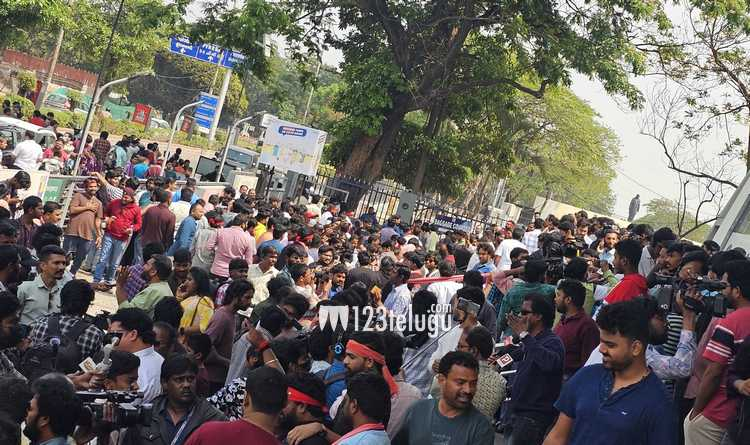123telugu's tweet photo. Photos : #UstaadBhagatSingh mania takes over #PrasadMultiplex
https://t.co/4kergOYFiK
#123telugu https://t.co/I9nAZzjNP5