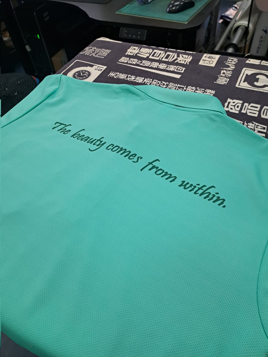 本日の逸品は【いしづち歯科医院】さんよりご依頼いただきましたオリジナルポロシャツでする2年位前に開発された新しい制作方法の【DTF製法】にて仕上げまして候。。
【DTF】＝【最新のプリント方法】　
【DDT】＝【プロレス技】デンジャラス・ドライバー・オブ・テンリュ (間違ったらいかん)