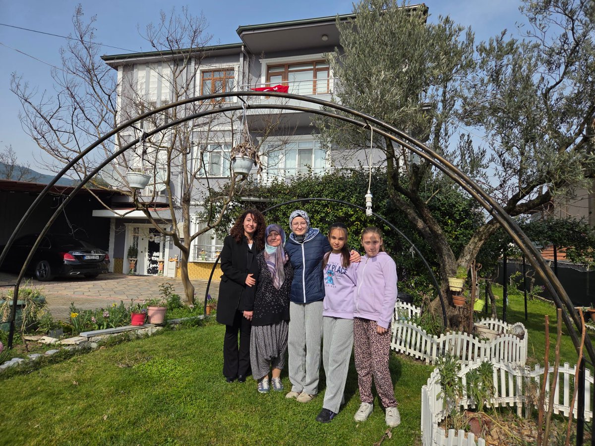 Pamukovamem's tweet photo. Mekece Ortaokulumuz ve Şehit Peyami Altun Ortaokulumuz 18 Mart Çanakkale Zaferi ve Şehitleri Anma Günü sebebiyle bu vatan için canlarını feda etmekten çekinmeyen şehitlerimizin eşlerini ve annelerini ziyaret ettiler. 

@PKaymakamlik
@pbbfatihakin
@sakaryamem
@mdogan5403 https://t.co/h01R8W2TKX