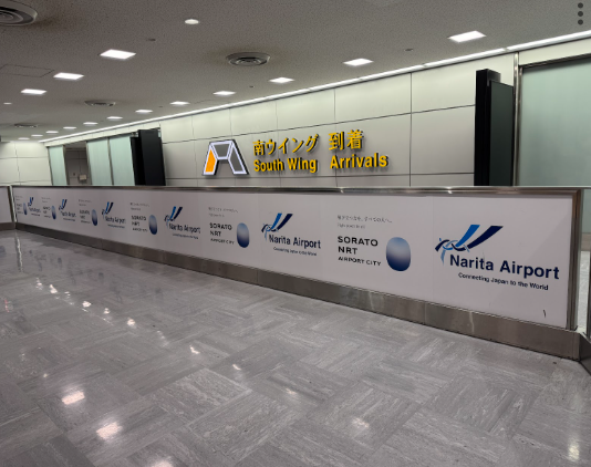 sorato_nrt's tweet photo. 現在成田空港のターミナル内各所に、SORATO NRTのロゴデザインが掲出されています!皆さま、もうご覧になりましたか?👀飛行機を利用する際や空港に遊びに来た時に、ぜひ探してみてくださいね🎵
#SORATONRT #ソラトナリタ #成田空港 #千葉県 https://t.co/4iuOh79a6z