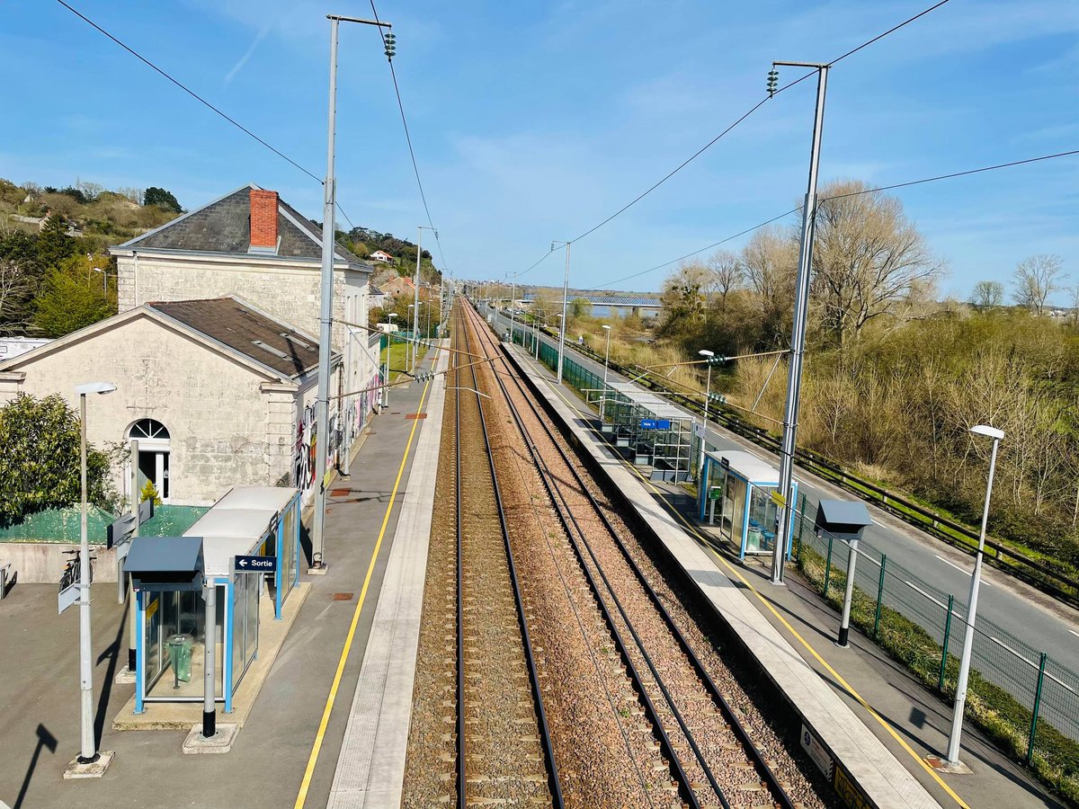TERPays2LaLoire's tweet image. 🚦#FlashInfoAléopenTER 8h30. Le trafic doit recouvrer la régularité entre #Clisson et #Nantes, maintenant que la panne de signalisation a été résolue. En revanche, vos trains sont retardés entre #Ancenis et #Nantes, du fait d'une panne d'un train à #Thouaré.