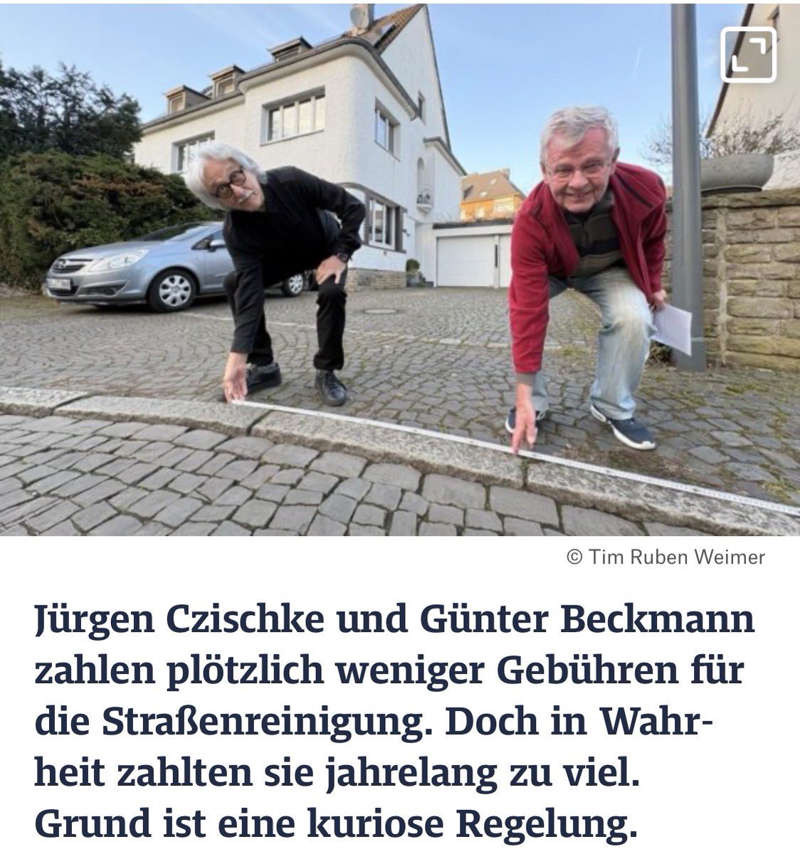 Rentner, die auf Dinge zeigen tweet media