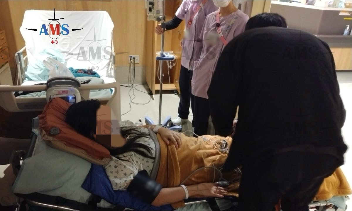 AMedevac's tweet photo. Romantic trip to Mount Fuji turned into a race to protect mother and child. 🗻✈️

At 7 months pregnant, she had amniotic fluid leakage in Japan. Too early to deliver, they returned to Singapore.

With a medical team onboard, every second mattered. Both arrived safely.

#AMSSeries https://t.co/vB0TDsUKQK