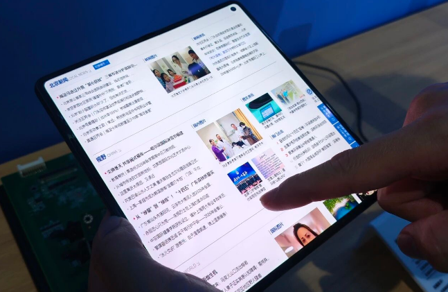 CQ_Liangjiang's tweet image. BOE unveiled its "Zero-Crease" folding screen at #AWE2026. 📱 

Reducing creases by over 40%, the display achieves a seamless, "invisible" look when lit. ✨ Another step forward for next-gen display technology! 🚀 #innovation #display 

📸 BOE