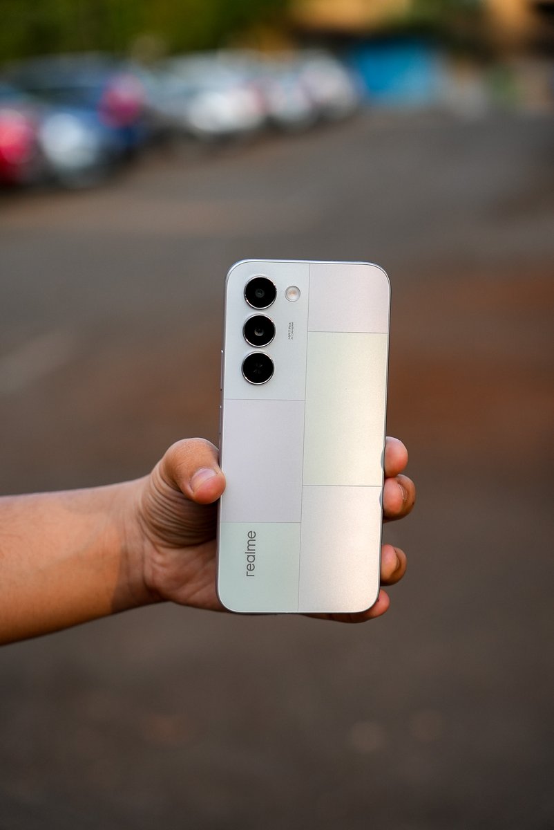 gogiinc's tweet image. realme just dropped a battery monster.. The P4 Lite 5G brings a massive 7000mAh battery, 144Hz display, and Dimensity 6300 5G at an insane starting price of ₹11,499.

Budget segment just got serious,,

#realmeP4Lite5G #realme #5GSmartphone #BudgetPhone #7000mAhBattery