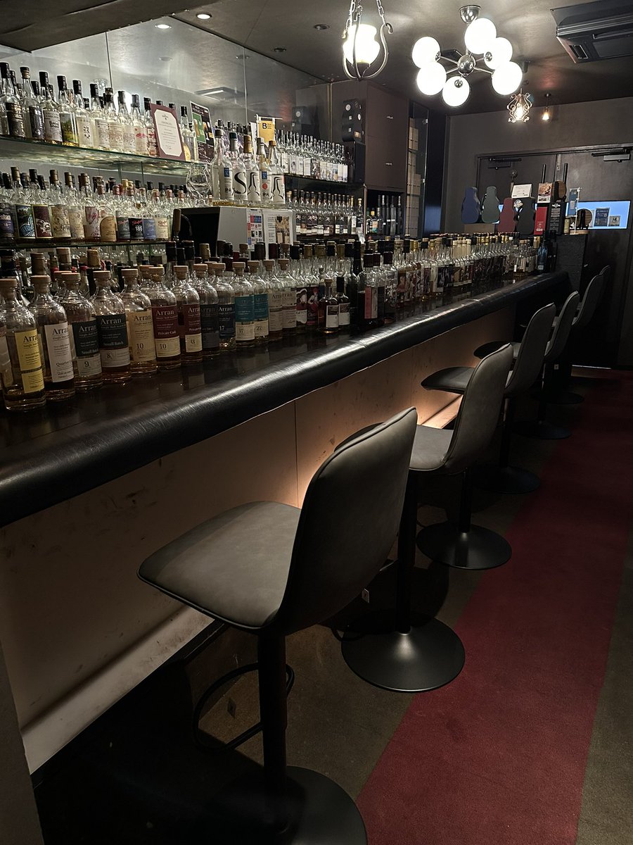 🥃カウンター貸切・ウイスキー自由研究プラン🥃
「友達とウイスキーを自由に研究したい」そんな夜のために作りました。

カウンターを貸し切って、仲間だけのプライベート空間に
バックバーに並ぶウイスキーは全種類飲み放題
時間制限なし