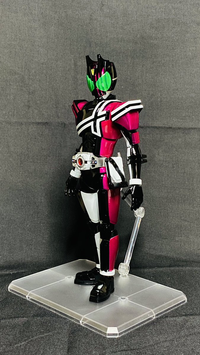 発表会終わったので久々の新作発表です(´∀｀)

Figure-rise Standard仮面ライダーディケイド

特徴的なマゼンタカラーはキャンディ塗装を行い、ドライバー部分の色分けは筆塗りで再現。

肩のアーマーは腕から切り離し、ボディ部分にリボンを使用して接着してます。

#MADS
#模型制作発表会

続く↓