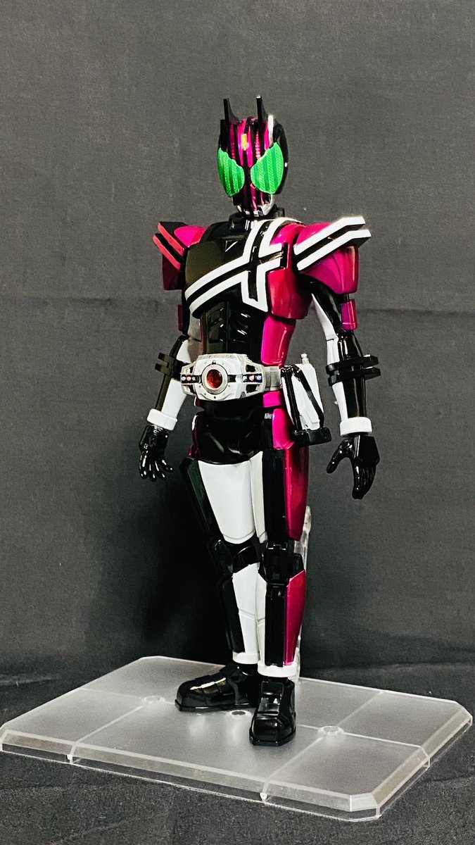 Altair315's tweet photo. 発表会終わったので久々の新作発表です(´∀｀)

Figure-rise Standard仮面ライダーディケイド

特徴的なマゼンタカラーはキャンディ塗装を行い、ドライバー部分の色分けは筆塗りで再現。

肩のアーマーは腕から切り離し、ボディ部分にリボンを使用して接着してます。

#MADS
#模型制作発表会

続く↓ https://t.co/l5cgrP7RTg
