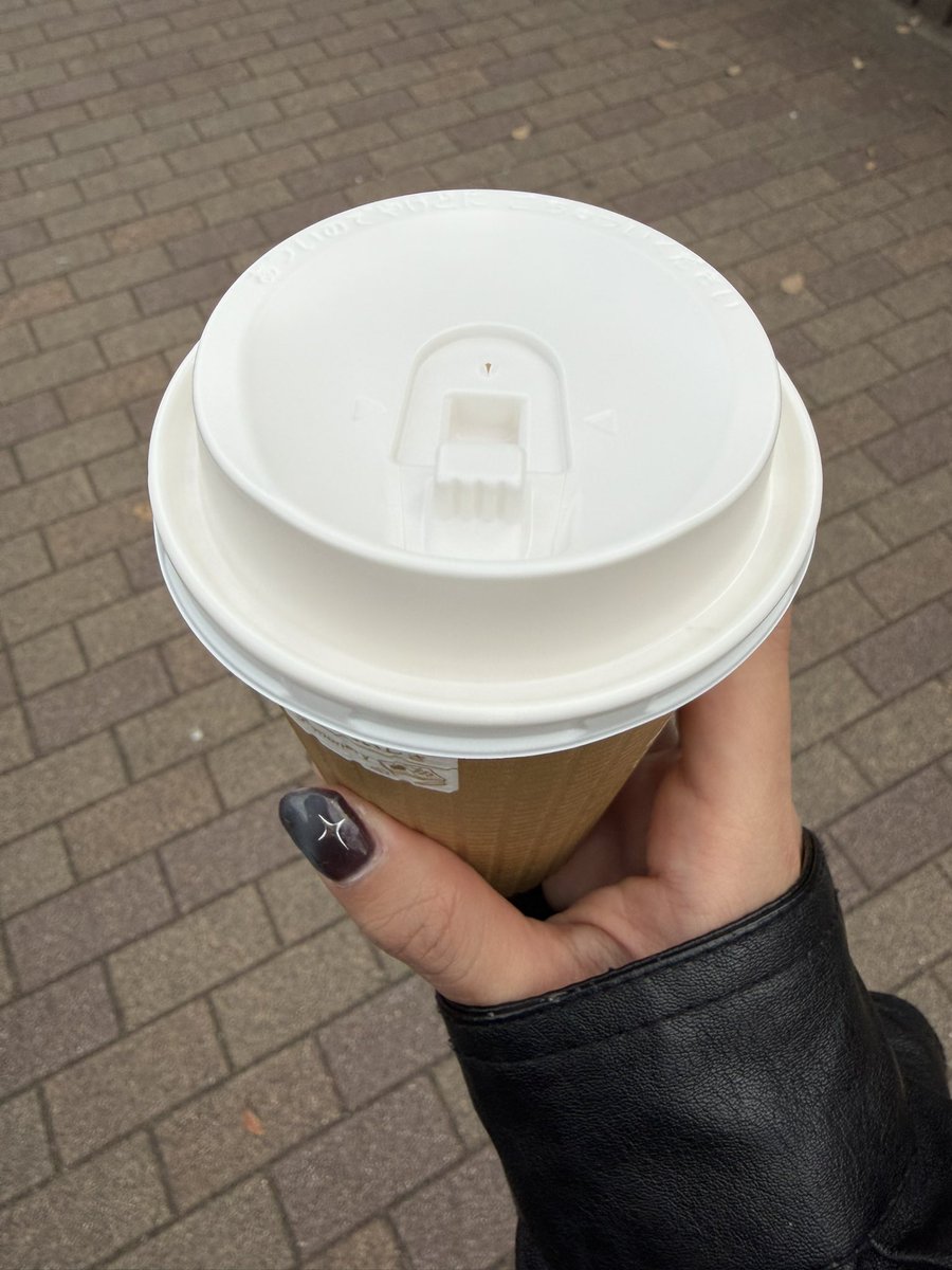 chi8_23's tweet photo. 最近のセブンのコーヒーマシンって斜めになるやつだけど、うわあ〜！！やばいやばい溢れる〜〜〜！！ってとこで止まって楽しい https://t.co/JgPgi8XOZ7