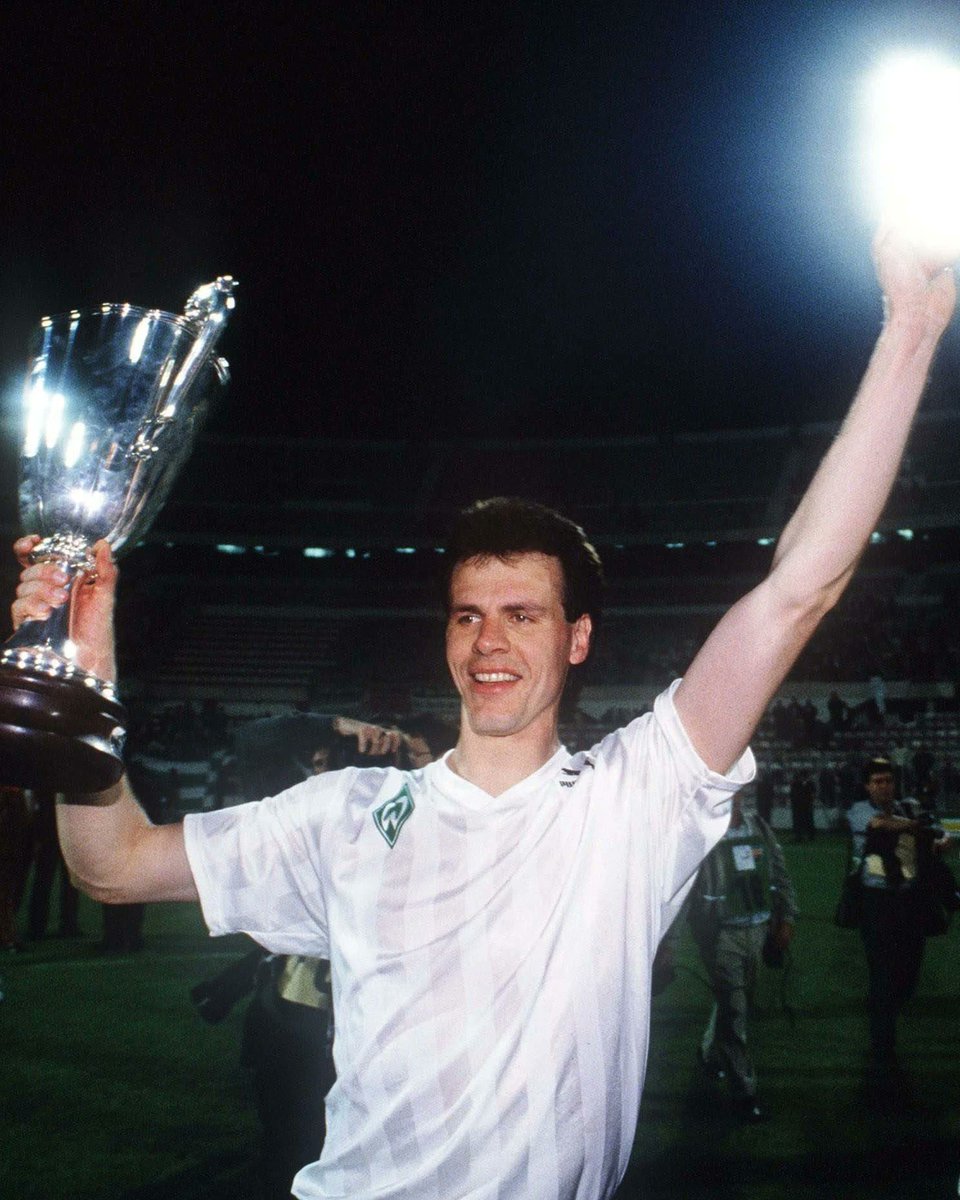WerderUpdates's tweet photo. Happy Birthday, Libero! 🥳
Rune #Bratseth feiert heute seinen 65. Geburtstag. Mit #Werder wurde der norwegische Abwehrmann zwei Mal deutscher Meister und zwei Mal DFB-Pokal-Sieger. Außerdem gewann er 1992 den Europapokal der Pokalsieger. 🏆
Genieße deinen Ehrentag, Rune! 💚 https://t.co/dFkGzvzhMF