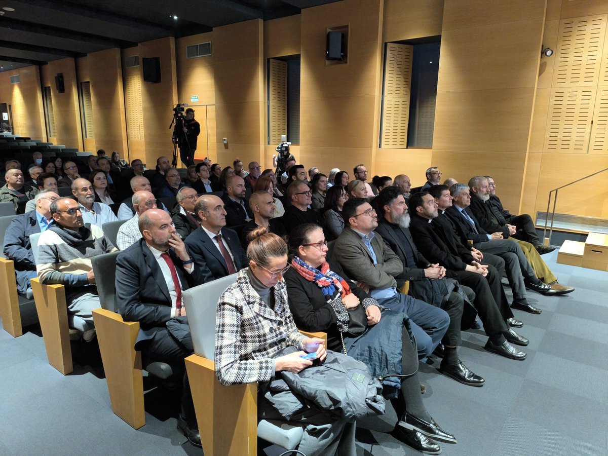 La8 LEÓN tweet media