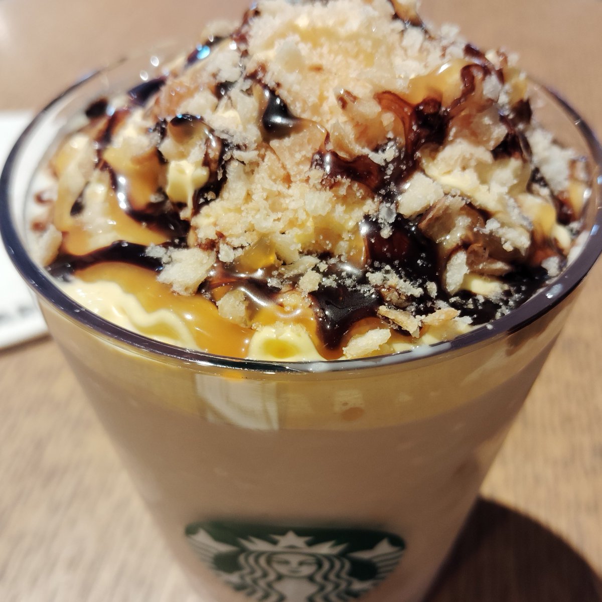 スタバでゆっくりしてたら
お育ちがよろしくないらしきカップルが
「ここの席もう空くぞ！」って前のイスに
勝手にバッグを置かれたので
荷物をカバンに入れてジャケット着て立ち上がって・・・

席からモバイルオーダーした2杯目の飲み物をカウンターに取りに行って座り直してあげました。