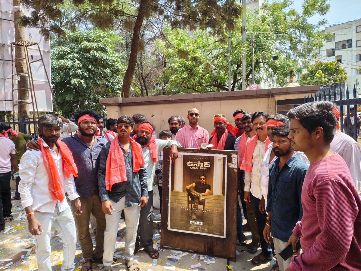 SravanKumarGSK1's tweet image. 🔥🔥 ఉస్తాద్ భగత్ సింగ్ 🔥🔥

సినిమా మొత్తం చాలా ఎనర్జీతో, పవర్‌ఫుల్‌గా ఉంది. 
@pawankalyan  గారి యాక్షన్, స్టైల్, డైలాగ్స్, డాన్స్ నిజంగా అదిరిపోయాయి 💥 

ఈ సినిమా కేవలం ఎంటర్టైన్మెంట్ మాత్రమే కాదు, 
సమాజానికి ఒక మంచి మెసేజ్ కూడా ఇస్తుంది 👍 

#UstaadBhagathSingh #blockbuster