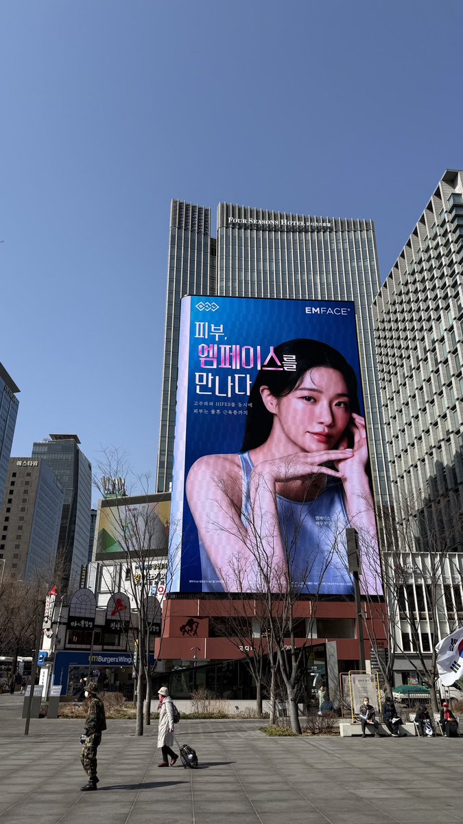eclatdeusa's tweet photo. From Gwanghwamun Square 💜
The city is already feeling it…

Waiting for BTS.
#bts #BTS_ARİRANG https://t.co/jDBK1xxRVS