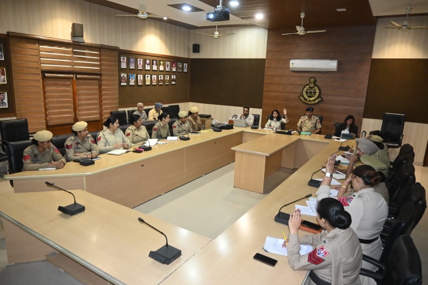 JalandharRange's tweet image. Hoshiarpur Police conducted a one-day training program for women personnel at Police Lines, focusing on skill enhancement and effective policing.

Experts, including representatives from Hartek Foundation, shared key insights during the session.

#WomenInPolicing #PoliceTraining