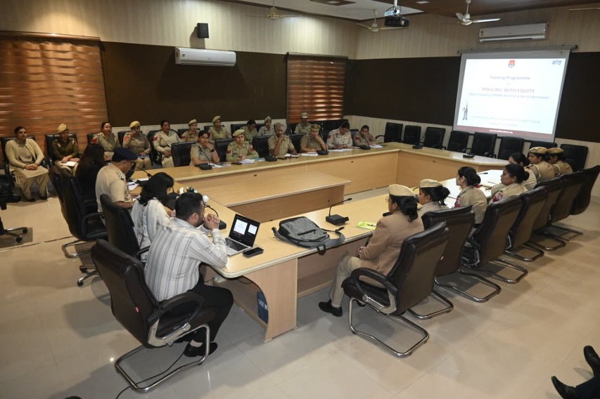 JalandharRange's tweet image. Hoshiarpur Police conducted a one-day training program for women personnel at Police Lines, focusing on skill enhancement and effective policing.

Experts, including representatives from Hartek Foundation, shared key insights during the session.

#WomenInPolicing #PoliceTraining