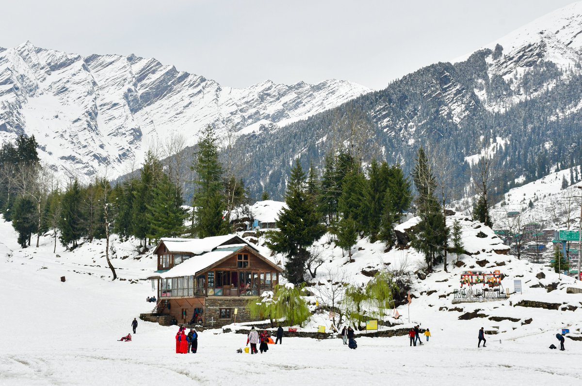 airnewsalerts's tweet image. Himachal Pradesh: Active western disturbance brings #snowfall on higher peaks and intermittent #rainfall in lower areas over the past 24 hours, causing a drop in temperatures and a return of chilly weather.

#HimachalPradesh
