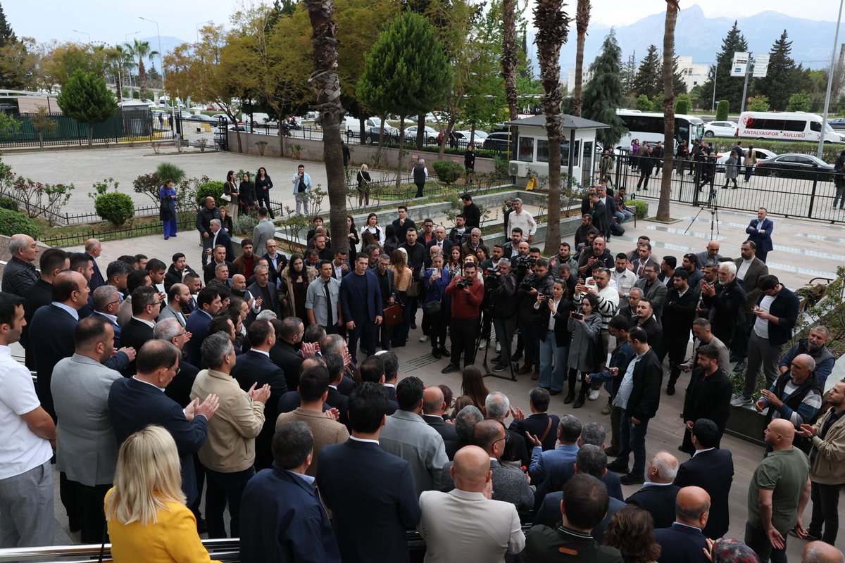 busraozdemirtr's tweet photo. Bayramı, hayatını Antalya’ya adamış Büyükşehir Belediye Başkanımız Muhittin Böcek ile birlikte karşılamayı umut ediyorduk ancak arifeyi görüp bayram sevincini birlikte yaşayamadık.

Sağlık durumu ortadadır…  5 Temmuz öncesi 12 ilaç kullanırken, bugün 22 ilaca ulaşan bir tedavi süreci içindedir.

Tüm sanıkların dinlendiği bir davada, ömrünü bu kente hizmete adamış, hayatı herkesin gözü önünde geçmiş bir belediye başkanının kaçma ya da delil karartma ihtimaliyle değerlendirilmesi vicdanları yaralamaktadır.

Bizim beklentimiz nettir. Tutuksuz yargılama…

En önemlisi de adaletin, hiçbir şüpheye yer bırakmadan, hakkaniyetle ve vicdanla tecelli etmesi.

Antalya’nın kalbi, hizmet edenin yanındadır.