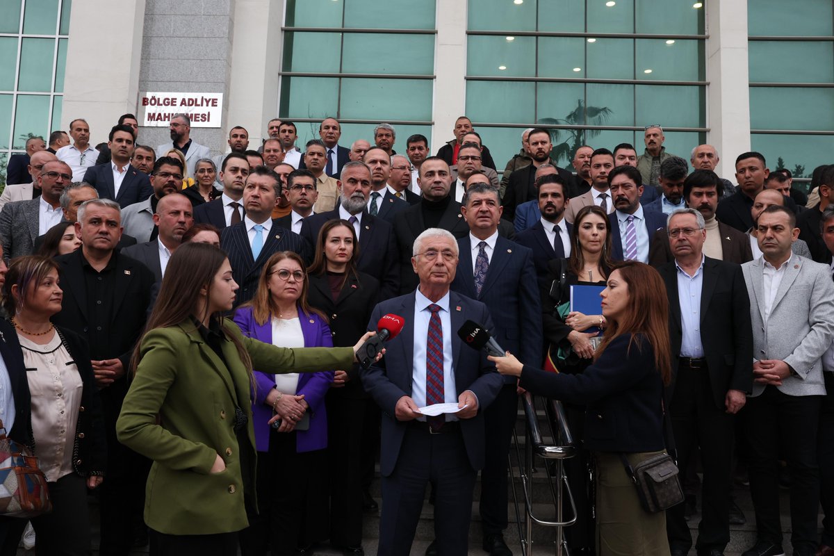 busraozdemirtr's tweet photo. Bayramı, hayatını Antalya’ya adamış Büyükşehir Belediye Başkanımız Muhittin Böcek ile birlikte karşılamayı umut ediyorduk ancak arifeyi görüp bayram sevincini birlikte yaşayamadık.

Sağlık durumu ortadadır…  5 Temmuz öncesi 12 ilaç kullanırken, bugün 22 ilaca ulaşan bir tedavi süreci içindedir.

Tüm sanıkların dinlendiği bir davada, ömrünü bu kente hizmete adamış, hayatı herkesin gözü önünde geçmiş bir belediye başkanının kaçma ya da delil karartma ihtimaliyle değerlendirilmesi vicdanları yaralamaktadır.

Bizim beklentimiz nettir. Tutuksuz yargılama…

En önemlisi de adaletin, hiçbir şüpheye yer bırakmadan, hakkaniyetle ve vicdanla tecelli etmesi.

Antalya’nın kalbi, hizmet edenin yanındadır.