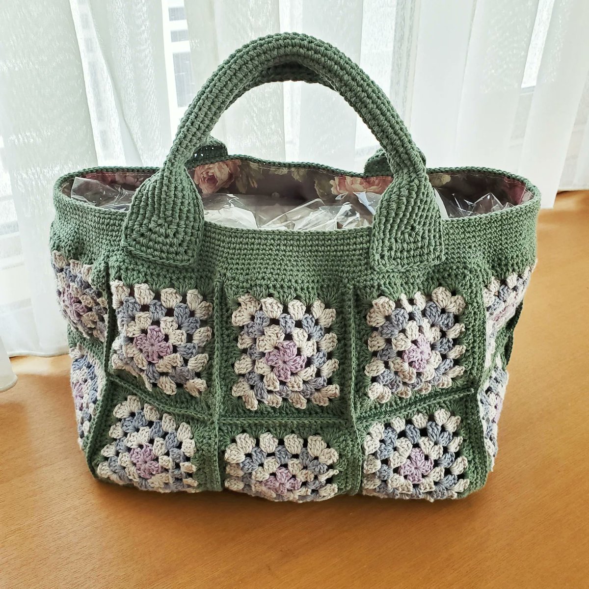 これからの季節にピッタリのバッグ
出来ました～👍️

パステルカラーの小さめサイズと
グラニースクエアつなぎのバッグ‼️

今は、麻ヒモ&amp;グリーンの
コットン糸で大きめサイズのバッグ
編んでます😁

#sorrel
#ハンドメイド
#かぎ針編み
#手編みバッグ