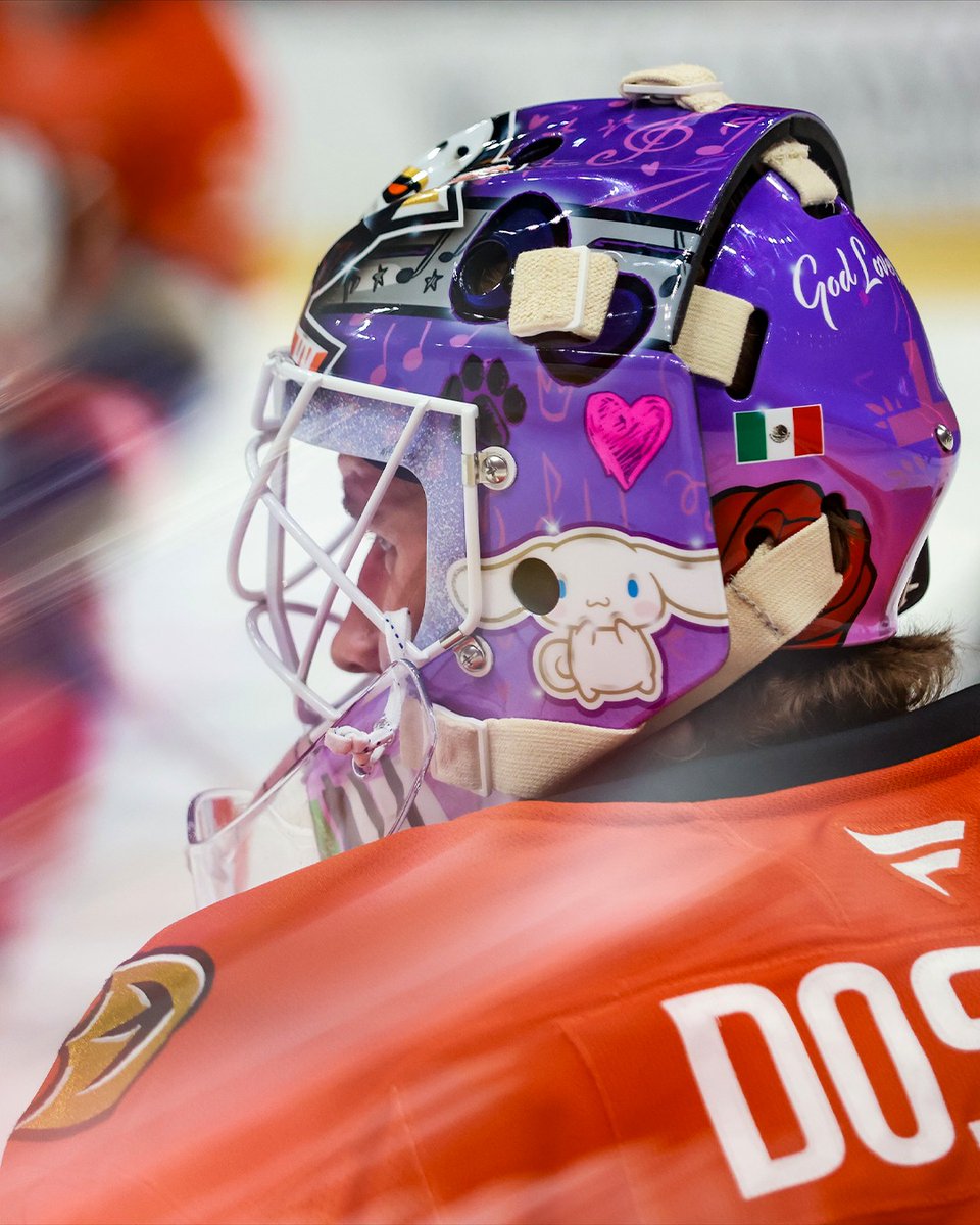 NÁDHERA! 😍 

Co říkáte na novou Dostyho masku, kterou navrhl studentka základní školy? 

📸 <a href="/AnaheimDucks/">Anaheim Ducks</a>