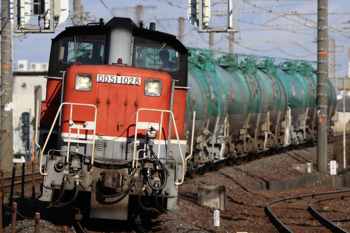 2026.03.19
6079レ   （石油返空）
DD200-12

富田浜~四日市にて

今日はこの場所でと決めていました。
新形式の凸型機関車をここで撮影したらDD51がいた頃を思い出しましたね💭🚂
タキの両数が昨日の半分以下の8両でしたがそのおかげで上手いこと収まりました🙆‍♂️
(2枚目は2021年1月撮影:6079レ）