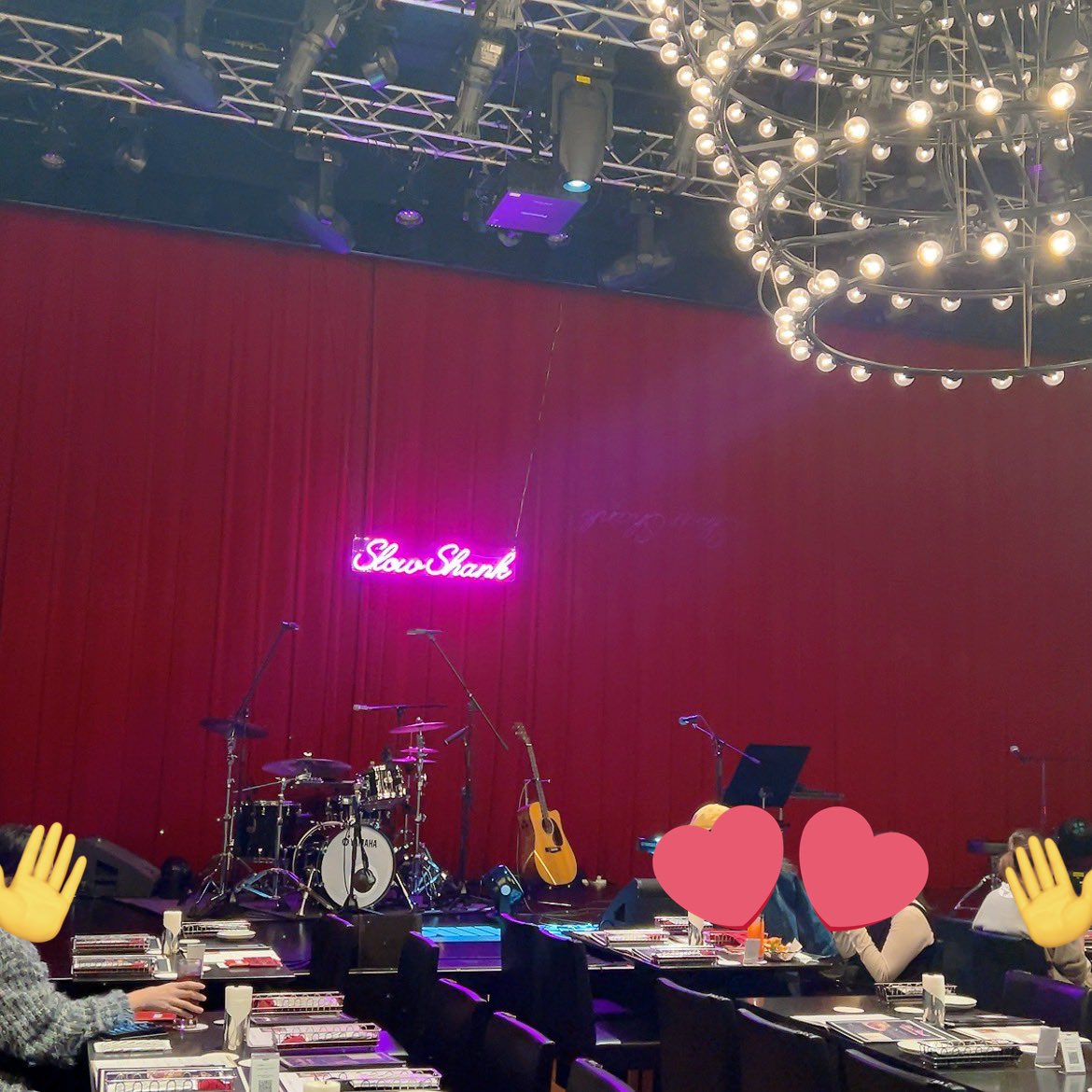 Tan5150A's tweet photo. ちょっと待って
初めてビルボードライブ来たけど
バンTで来ちゃいけないような雰囲気死ぬww

しかも1人で来てる人おらんやん
飲食しながらのオシャレなライブだとは思わなかったww
めっちゃ自分の勉強不足過ぎたwwwwww https://t.co/0wIlHpEn5M