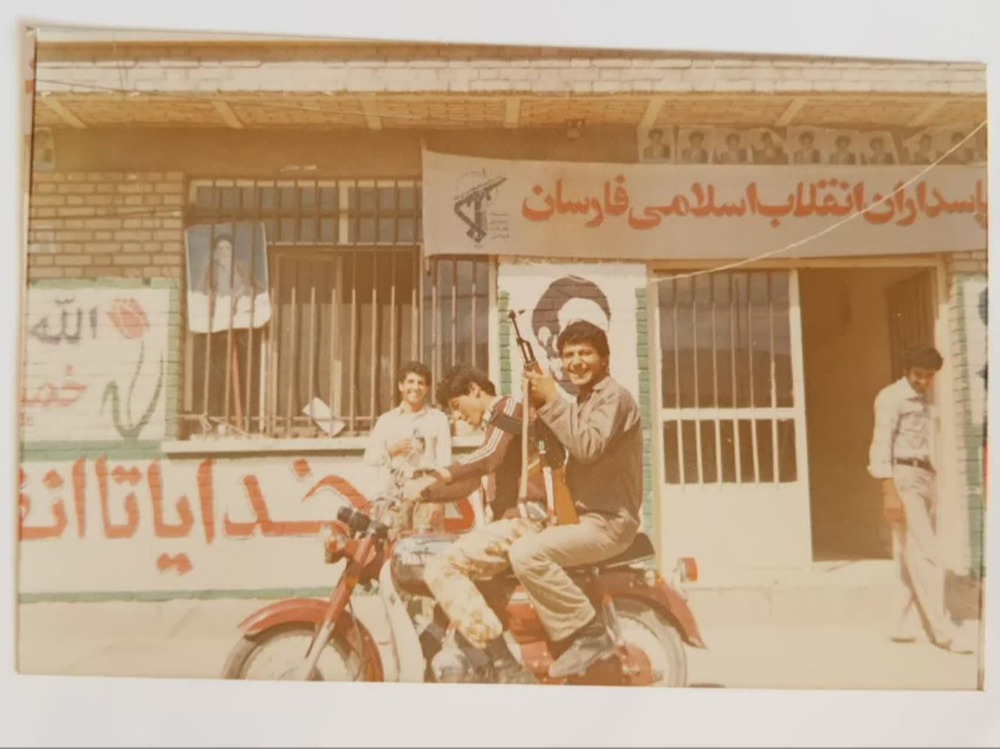 najafibabadi13's tweet photo. ما به سوی میدان جنگ
پــــــرواز می‌کنیـــم! 
سردارشهید غلامرضا سلیمانی همیشه فکر میکردم اولین شهید شهرفارسان باشم
#تا_پای_جان_برای_ایران
#یل_فارسان https://t.co/PNtkRyHABy