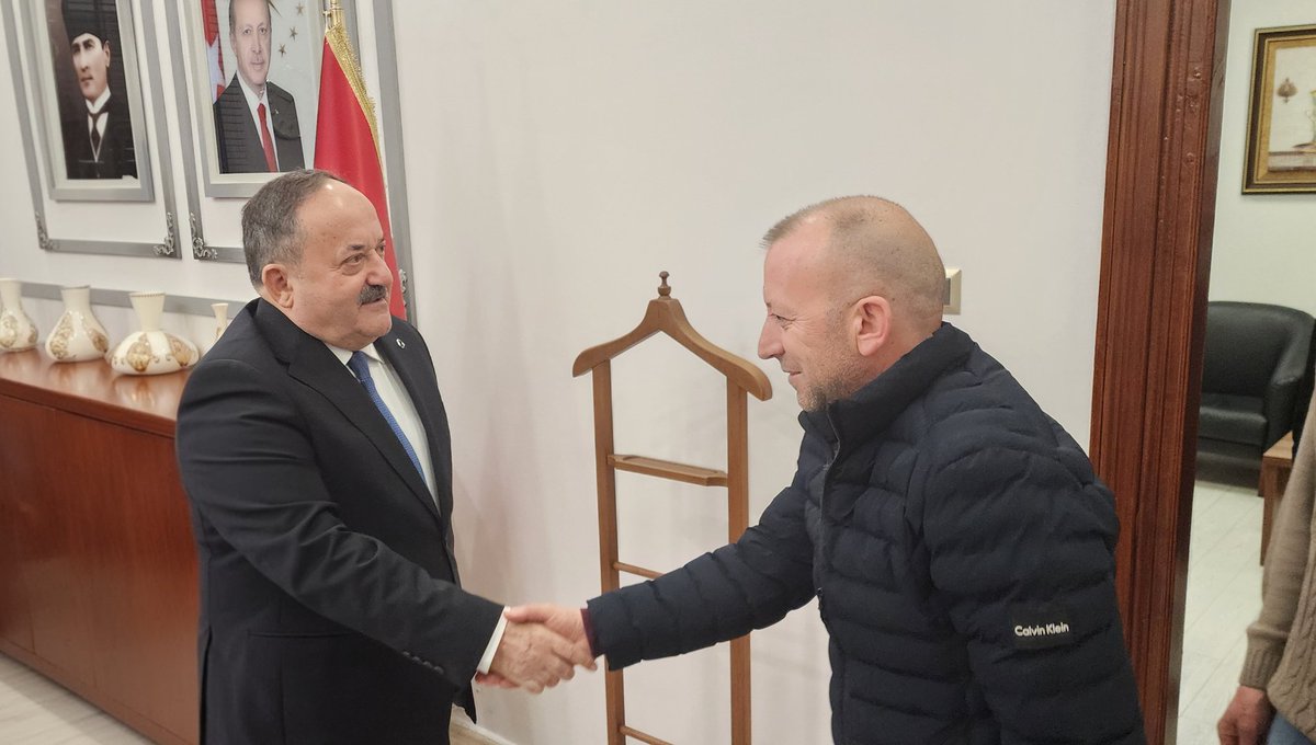 Kaymakamlığımız personelleriyle bayramlaşan Seyhan Kaymakamı Ekrem İNCİ, 'sizlerin ve kıymetli ailelerinizin bayramlarını tebrik ediyorum' dedi.