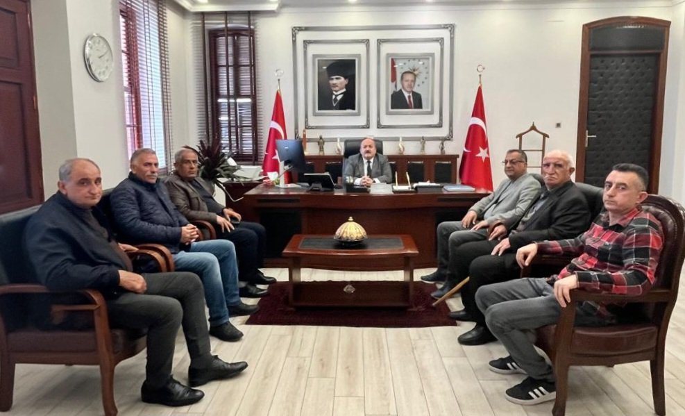 Onur, Ova, Şakirpaşa ve Uçak mahalle muhtarlarını makamında kabul eden Seyhan Kaymakamı Ekrem İNCİ, mahallelerimiz hakkında muhtarlarımızdan bilgi aldı.