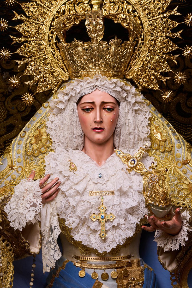 Amanece Santa María de Consolación Madre de la Iglesia vestida de Reina en su paso de palio a la espera de un nuevo Miércoles Santo en el corazón de Nervión.

📸 <a href="/andresgones_/">Andrés Góngora</a> 
#SEDdeNervión26