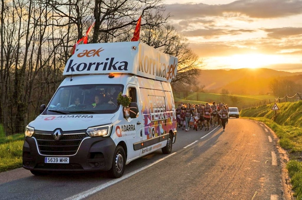 umoreaskea's tweet photo. Sasi guztien gainetik, laino guztien azpitik,
badator euskaldunon udaberria,
has dadila festa @aek_eus,
goazen #korrika...🎶 https://t.co/cZZLAxf2EU