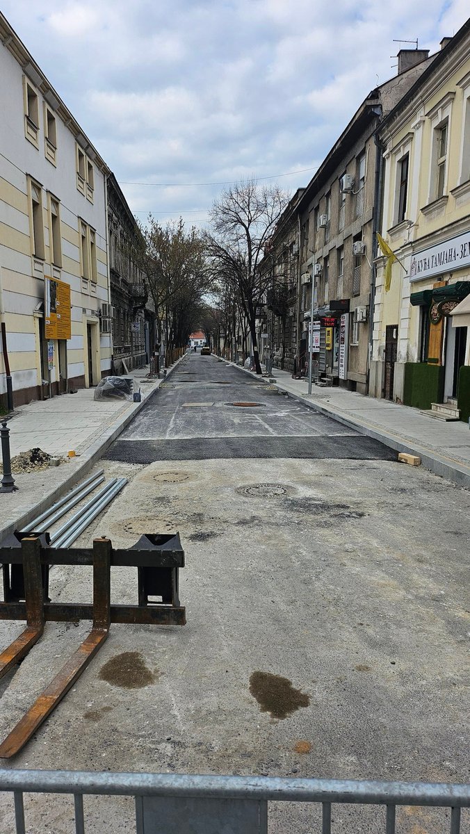 Curence's tweet photo. Samo da vam javim da danas nijedan radnik nije dosao na posao, ostalo je max dva dana posla ali ovim tempom nikada necete zavrsiti. Dubrovacka, Zemun @prijavi_problem @AcaSapic https://t.co/6fBTKe1V7t