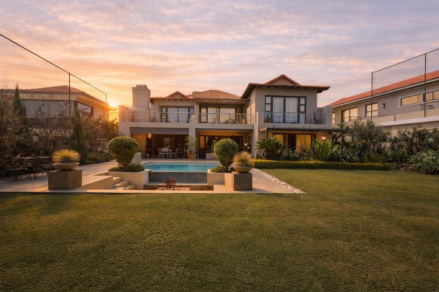 propcentralsa's tweet image. This gem in Pecanwood Golf Estate is what luxury living is all about! View it now at buff.ly/CI83LvK  listed for R11,000,000
4 Bedrooms| 4,5 Bathrooms|4 garages| Pool
Follow #PropertyCentral for #EXTREME property
#LuxuryLiving #PecanwoodDream #HomeSweetHome