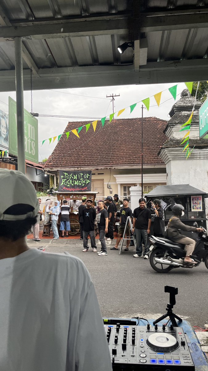 Laurentius nawang tweet media