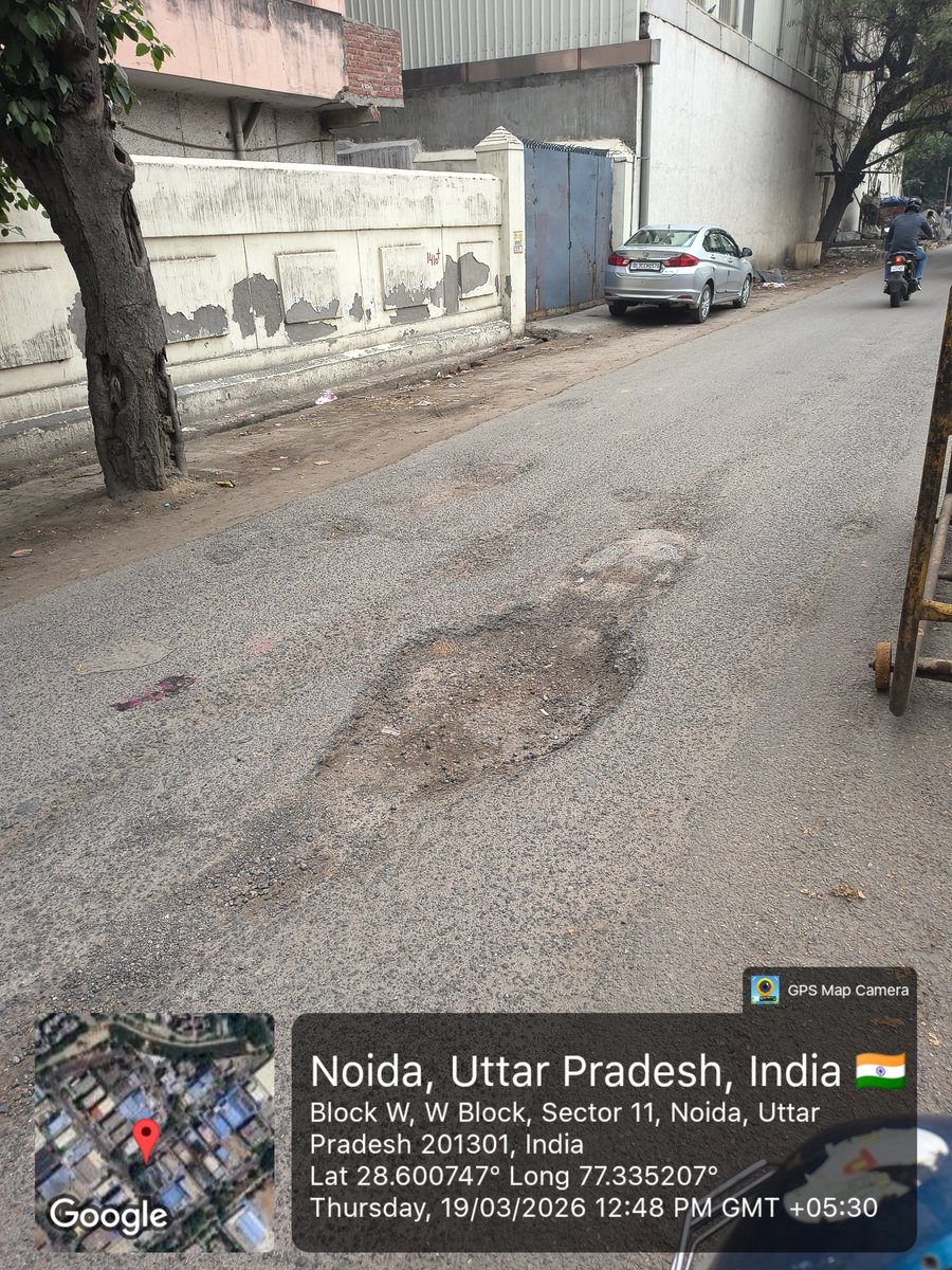 YashGupta__'s tweet photo. @pwd_up @noida_authority Major pothole in front of w-32, Sector 11, Near Haridarshan Chowki. for the past 1 year not fixed at all, it is getting bigger and bigger, causing accidents and issues in bikes. Fix it as soon as possible. https://t.co/43e2CPahMy