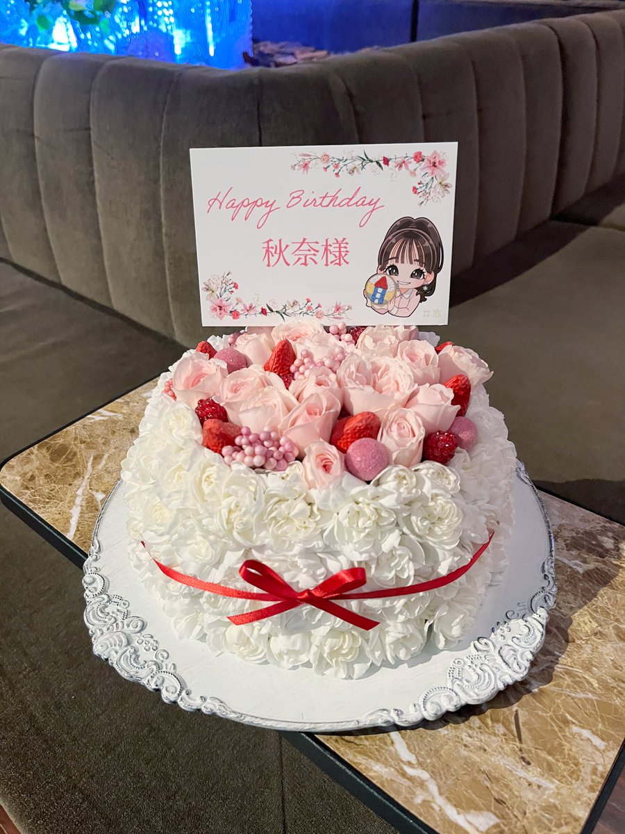 【生花のフラワーケーキ】
生クリーム風の白いお花と、ピンクのお花が生花、苺などのベリー類はアーティフィシャルフラワーです。
