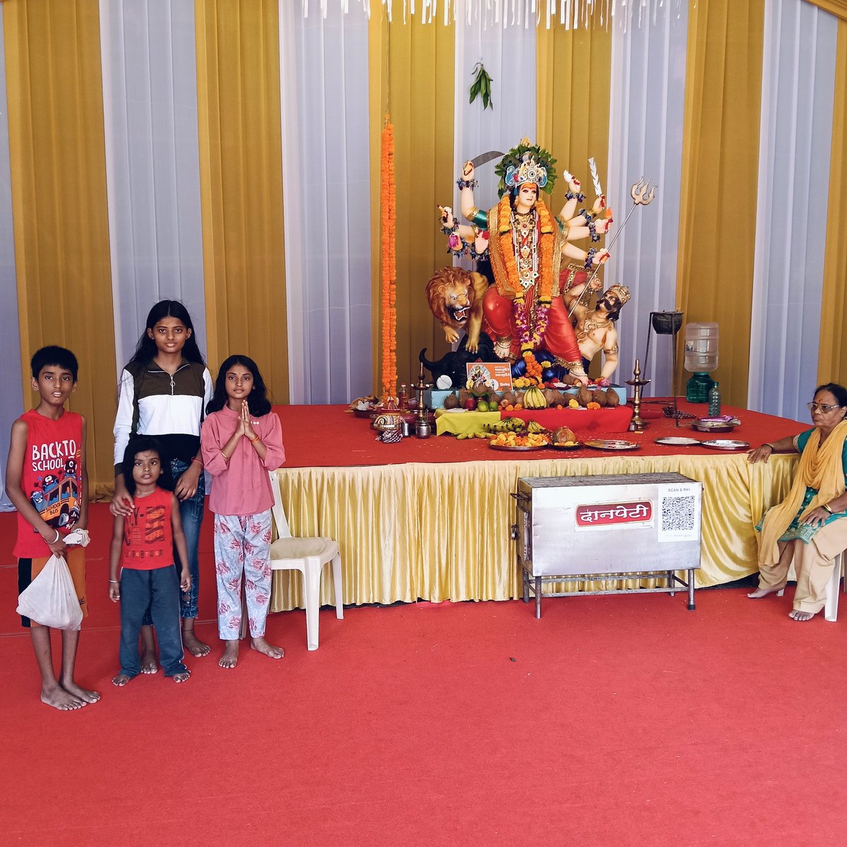 speakingpandeys's tweet image. आप सभी को नवरात्रि और गुड़ी पड़वा की हार्दिक शुभकामनाएं और बधाई । आज इस पावन दिन पर हम दुर्गा मत के पंडाल में गए और और देवी मत के दर्शन किए । 
#navratri #navratrispecial #instapost #trendingnow #fbpost