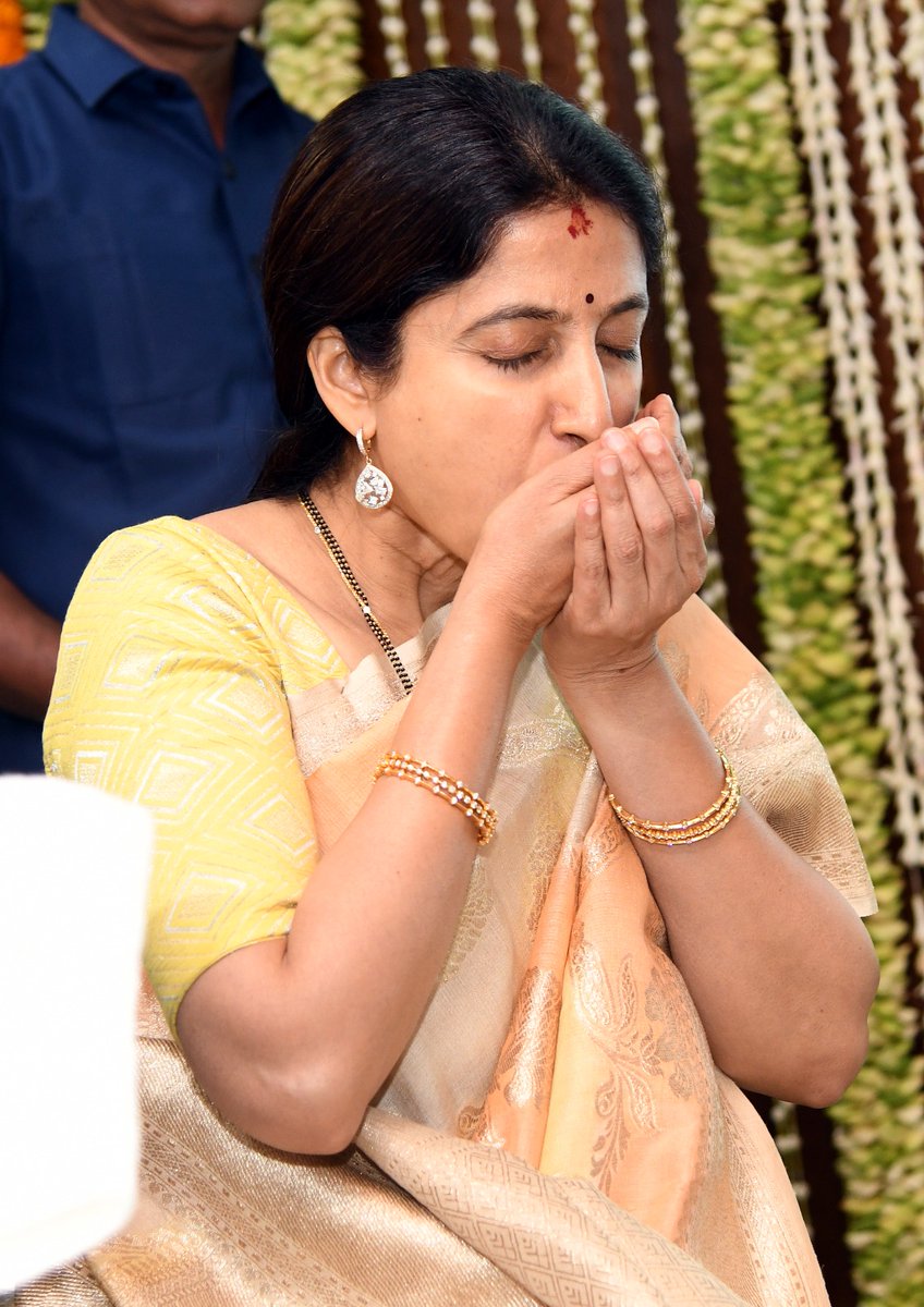 AngulaSandeep's tweet photo. ఉగాది పండుగ వేడుకలు లో వైఎస్ జగన్ అన్న, వైయస్ భారతమ్మ ❤️

#ysjagan #ysbharathi #UgadiCelebrations #festival https://t.co/fcvPvL1r8m