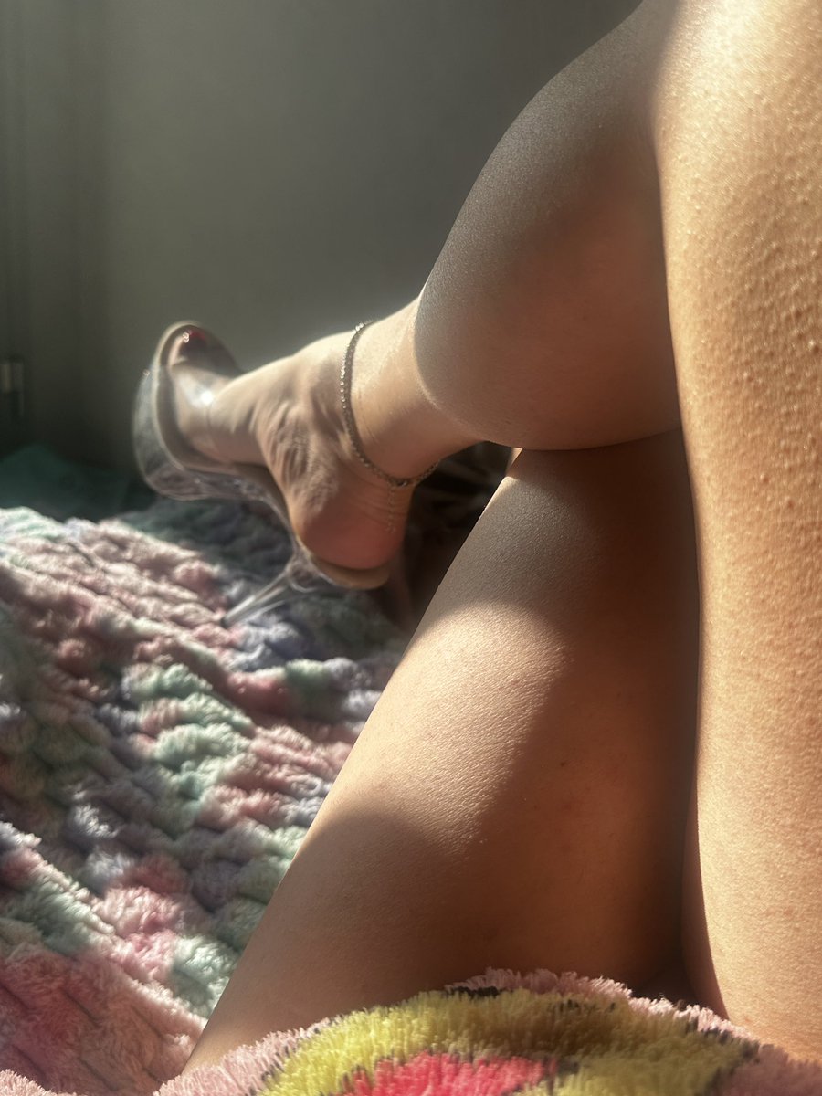 laynenadia06's tweet photo. #feetfetısh #feetfinder #barefeet #toes https://t.co/jrYtFOeEiv