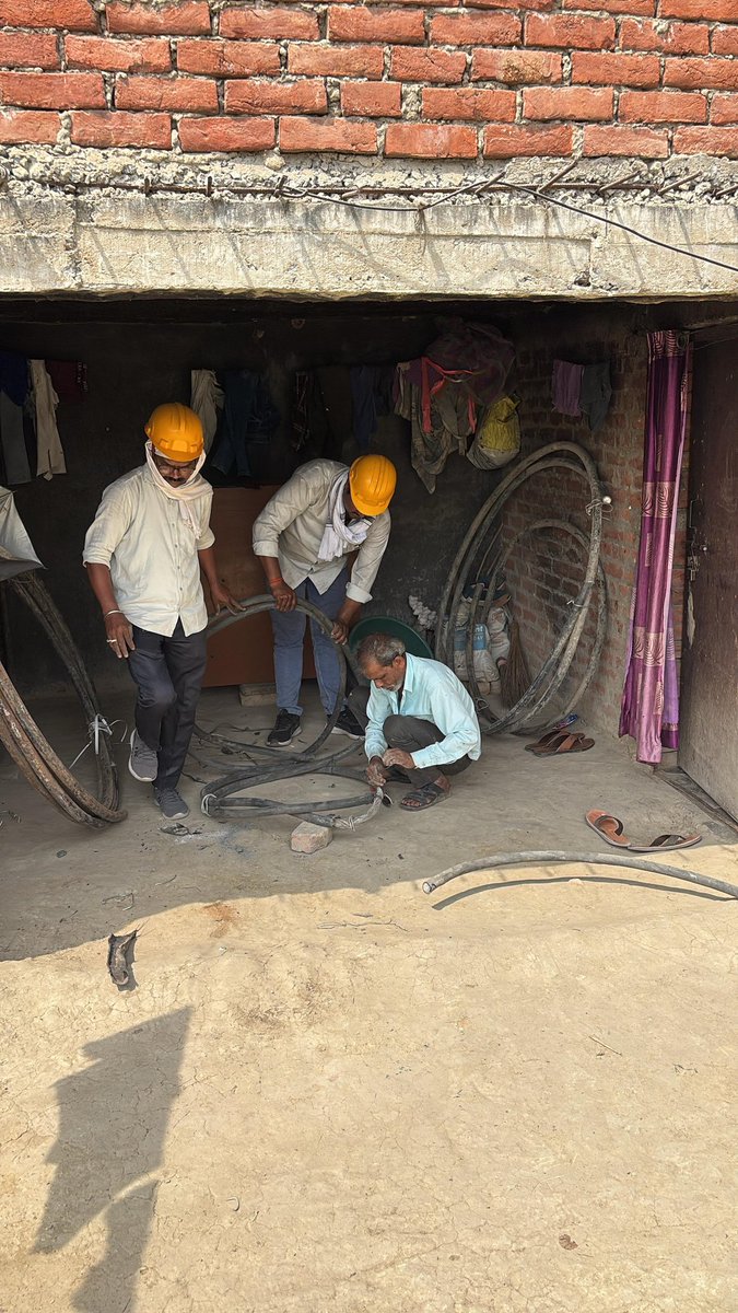 puvvnlchandauli's tweet image. #Maintenance
#लक्ष्य_24X7_उपभोक्ता_सेव
जनपद चंदौली,विद्युत वितरण खण्ड, मुगलसराय में चंधासी उपकेंद्र के अंतर्गत जर्जर #Cable को विद्युत् कार्मिकों द्वारा सही किया गया,जिससे विद्युत उपभोक्ताओं को विद्युत आपूर्ति सुचारू से प्राप्त हो सके l 
@EMofficeUP
@PuVVNLHQ @dmchandauli