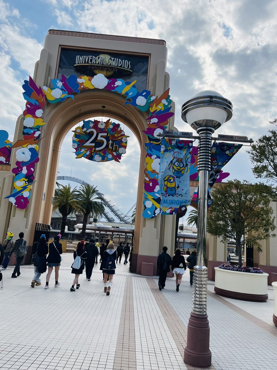 PforUSJ's tweet photo. やっっっと今年初のイン！！！
なんやかんやで、なかなか来れんかった💦
25周年のお祝い装飾いいね〜！🙌✨

#USJファン https://t.co/l3z3wfQRvq