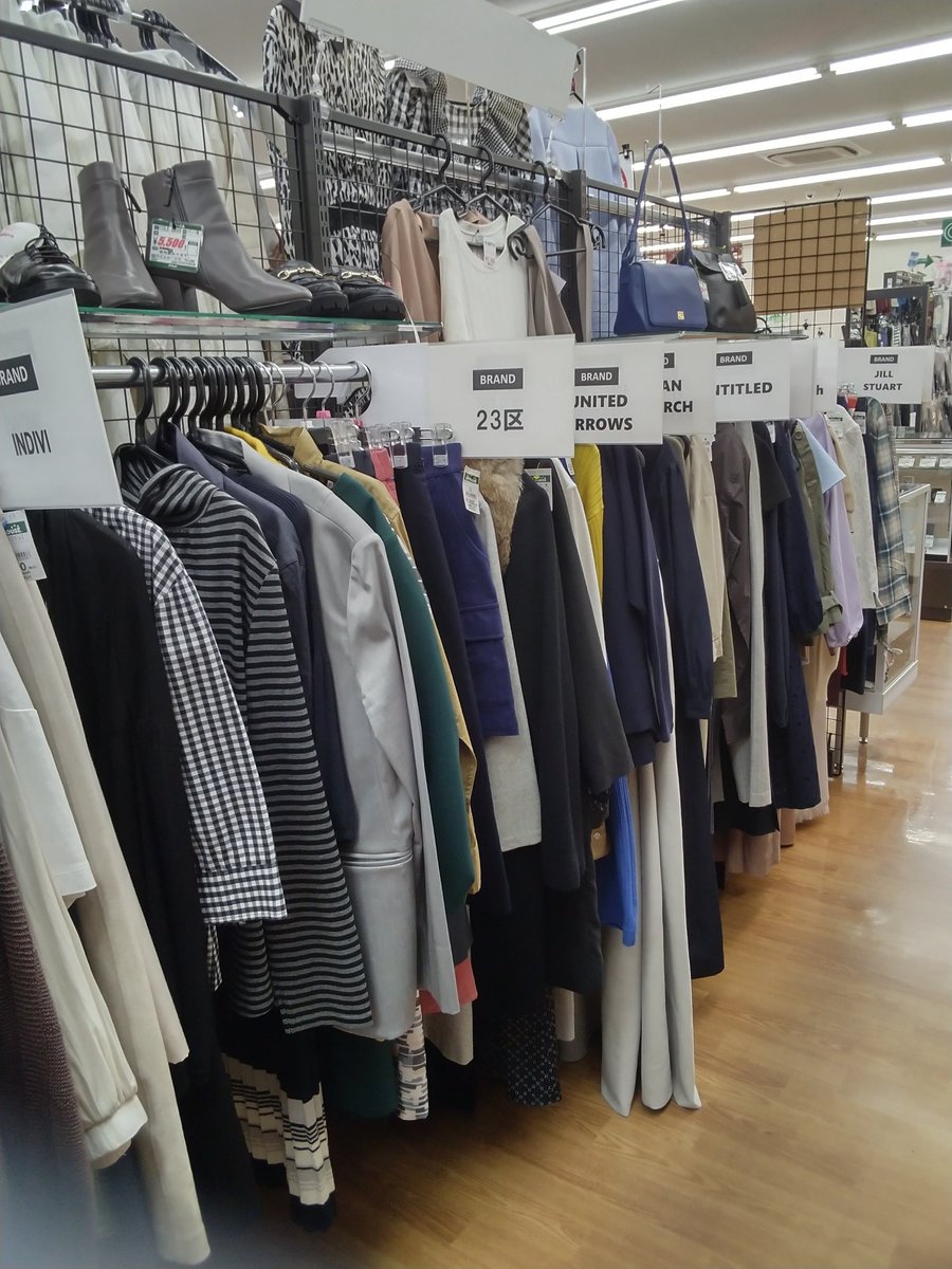 offhouse_ritto's tweet photo. 当店にはメンズやレディースのブランド古着が沢山揃っています！
季節のかわり目で新しい洋服を買うのはいかがでしょうか！
ご不要になったブランド衣料があればぜひお持ちください！
＃オフハウス ＃古着 ＃メンズ服 ＃レディース服 ＃ブランド https://t.co/6MPYoDZGh3
