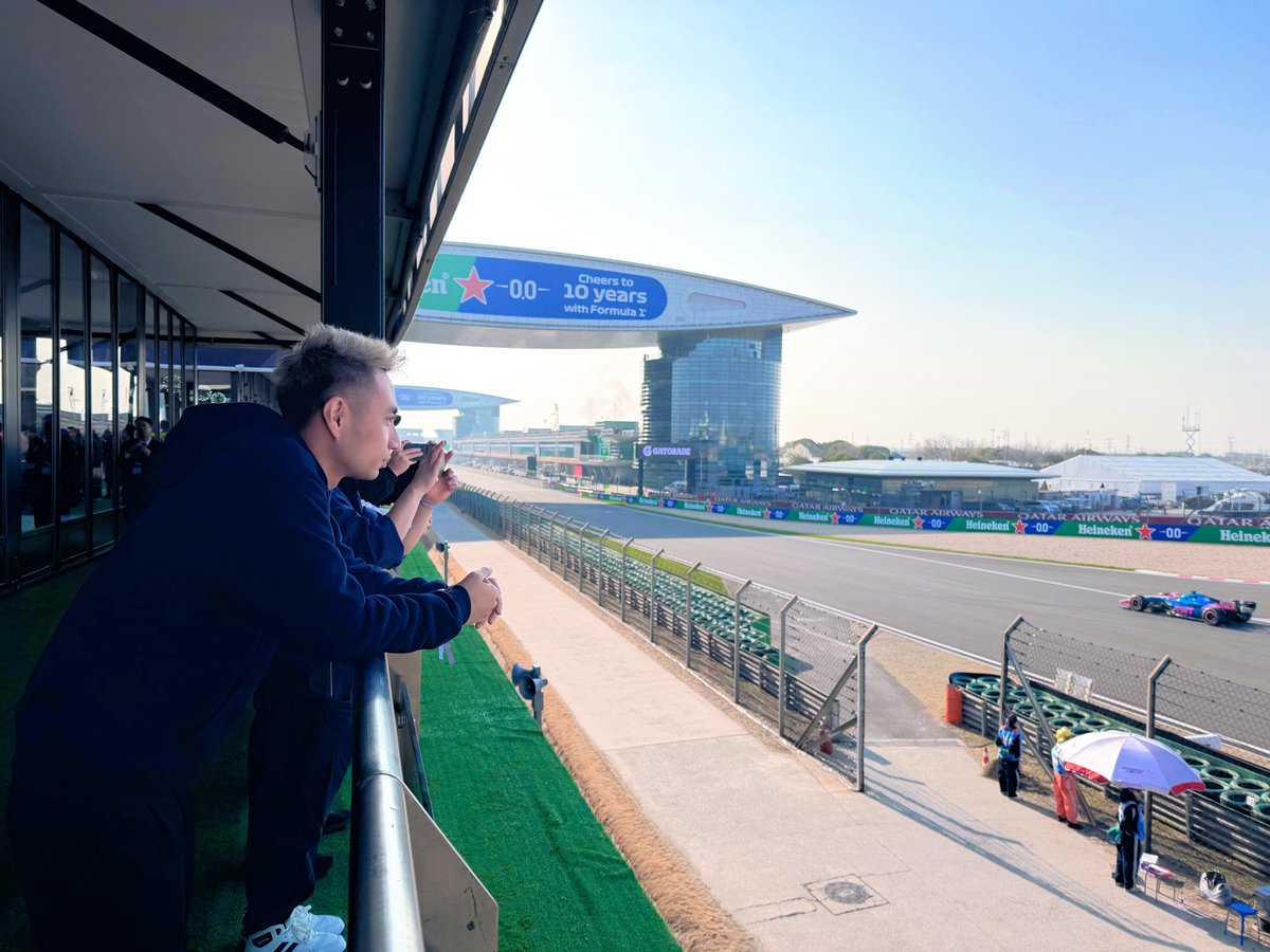 daisl14's tweet photo. 非常感谢okx、感谢九妹、佳奇的邀请前往上海现场观看F1赛事，享受了包厢观赛的体验。 对一个在okx在币圈默默深耕多年的交易者来说，这不仅是一次观赛，更是一份回馈，心里格外感慨。
在okx交易一晃已经六个年头了。从最开始什么都不懂的纯小白，一路跌跌撞撞走到现在，其中的滋味只有自己最清楚。  那时候根本不知道还有返佣这回事，只知道埋头交易，手续费一笔笔扣，被别人悄悄拿走了大量返佣，现在回头看，也是一笔不小的冤枉钱。后来慢慢摸清了圈子里的规则，懂了返佣、懂了成本控制，也才真正明白，交易不只是看方向、盯盘面，细节和成本，同样能决定你能走多远。
这些年在币圈真的是大起大落，尝尽人间冷暖。我也一直在币coin连接公开实盘，每一次开单时被很多人质疑、骂过、嘲讽过，也有在判断正确、赚钱时被人追捧膜拜过。  也曾试过一个星期赚500多万，也试过一晚上亏掉一两百万，前前后后算下来，资金起伏巨大，几个号累计亏损也接近700万。
以前不管怎么交易，都没有okx的商务主动联系过我，一直都是自己一个人默默在市场里摸爬滚打。直到后来认识九妹和佳奇，才真正感受到被重视。平时会主动送我周边礼盒，各种福利和支持都很到位。
很多人不理解，亏了这么多为什么还在坚持。 其实老粉都知道家里每月给我的租金收入，早已足够我日常开销，我留在这个市场，也不是为了糊口谋生，更多是真心享受交易带来的心跳与刺激，喜欢这种与市场博弈的感觉。  交易早已不只是投机，更像是一场和市场、跟自己人性的长期博弈。  赚过、亏过、被骂过、被捧过，也一路熬过来了。这些经历都是最扎实的经验，也是支撑我一直留在市场里的底气。
市场永远不缺机会，缺的是稳定的心态、严格的风控以及熬得住的耐心。未来依旧会留在这个圈子里。在这个市场里，活得久，走得稳，比什么都重要。
@Cryptosis9_OKX @jiaqiokx 
#okx #f1