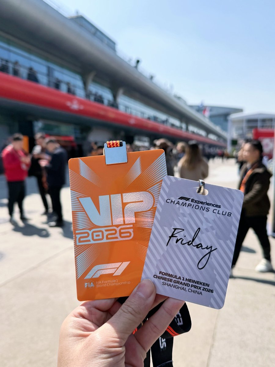 daisl14's tweet photo. 非常感谢okx、感谢九妹、佳奇的邀请前往上海现场观看F1赛事，享受了包厢观赛的体验。 对一个在okx在币圈默默深耕多年的交易者来说，这不仅是一次观赛，更是一份回馈，心里格外感慨。
在okx交易一晃已经六个年头了。从最开始什么都不懂的纯小白，一路跌跌撞撞走到现在，其中的滋味只有自己最清楚。  那时候根本不知道还有返佣这回事，只知道埋头交易，手续费一笔笔扣，被别人悄悄拿走了大量返佣，现在回头看，也是一笔不小的冤枉钱。后来慢慢摸清了圈子里的规则，懂了返佣、懂了成本控制，也才真正明白，交易不只是看方向、盯盘面，细节和成本，同样能决定你能走多远。
这些年在币圈真的是大起大落，尝尽人间冷暖。我也一直在币coin连接公开实盘，每一次开单时被很多人质疑、骂过、嘲讽过，也有在判断正确、赚钱时被人追捧膜拜过。  也曾试过一个星期赚500多万，也试过一晚上亏掉一两百万，前前后后算下来，资金起伏巨大，几个号累计亏损也接近700万。
以前不管怎么交易，都没有okx的商务主动联系过我，一直都是自己一个人默默在市场里摸爬滚打。直到后来认识九妹和佳奇，才真正感受到被重视。平时会主动送我周边礼盒，各种福利和支持都很到位。
很多人不理解，亏了这么多为什么还在坚持。 其实老粉都知道家里每月给我的租金收入，早已足够我日常开销，我留在这个市场，也不是为了糊口谋生，更多是真心享受交易带来的心跳与刺激，喜欢这种与市场博弈的感觉。  交易早已不只是投机，更像是一场和市场、跟自己人性的长期博弈。  赚过、亏过、被骂过、被捧过，也一路熬过来了。这些经历都是最扎实的经验，也是支撑我一直留在市场里的底气。
市场永远不缺机会，缺的是稳定的心态、严格的风控以及熬得住的耐心。未来依旧会留在这个圈子里。在这个市场里，活得久，走得稳，比什么都重要。
@Cryptosis9_OKX @jiaqiokx 
#okx #f1